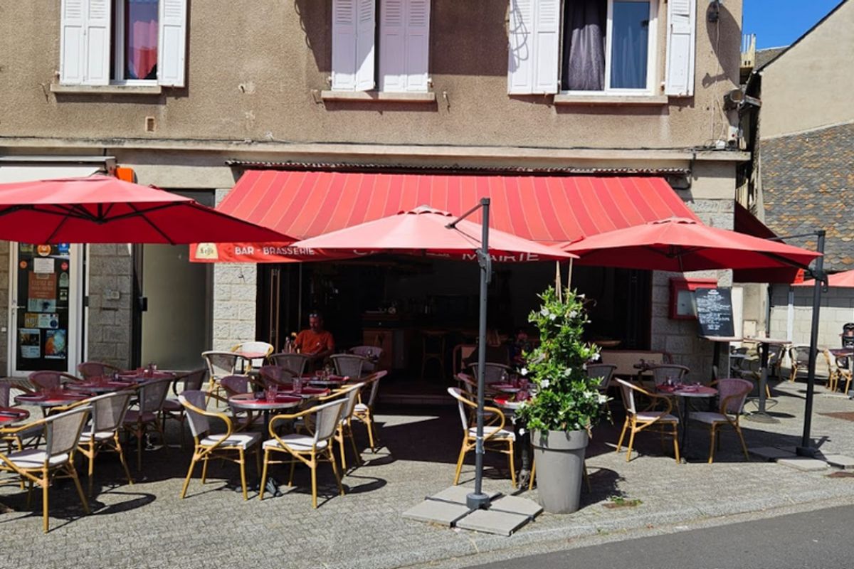 La terrasse et ses stores rouges