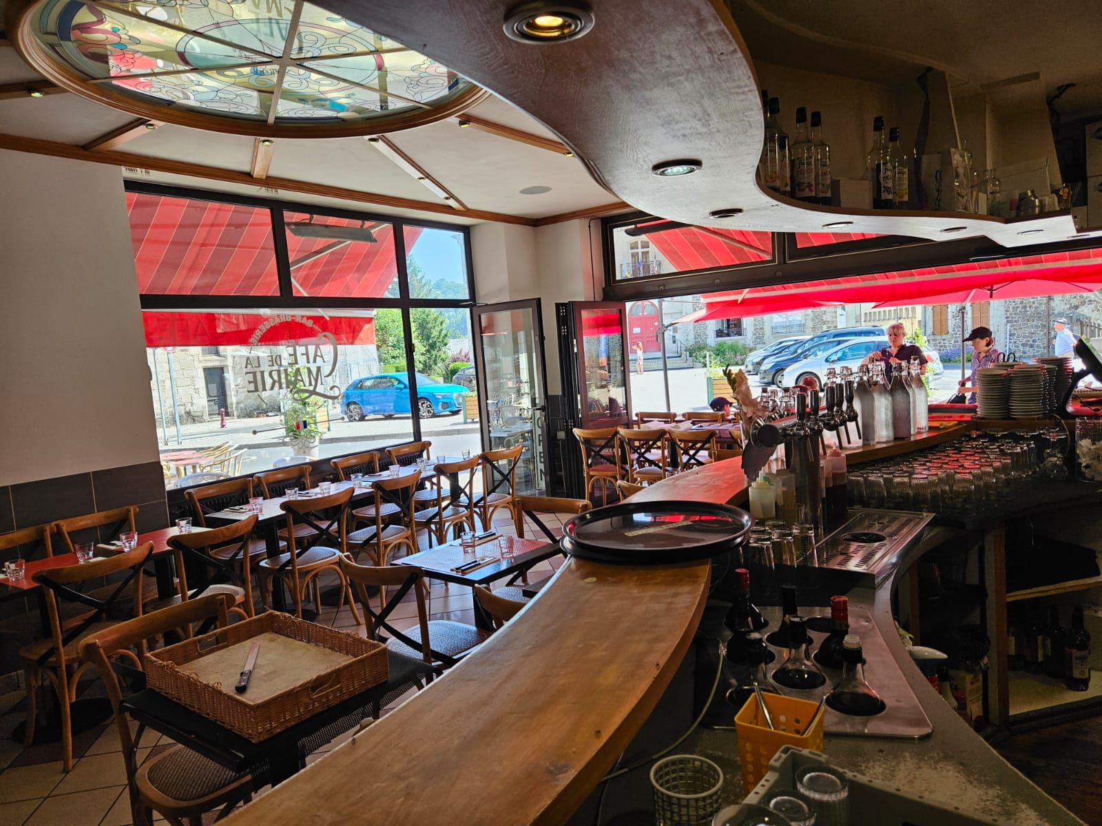 Le comptoir en bois du café