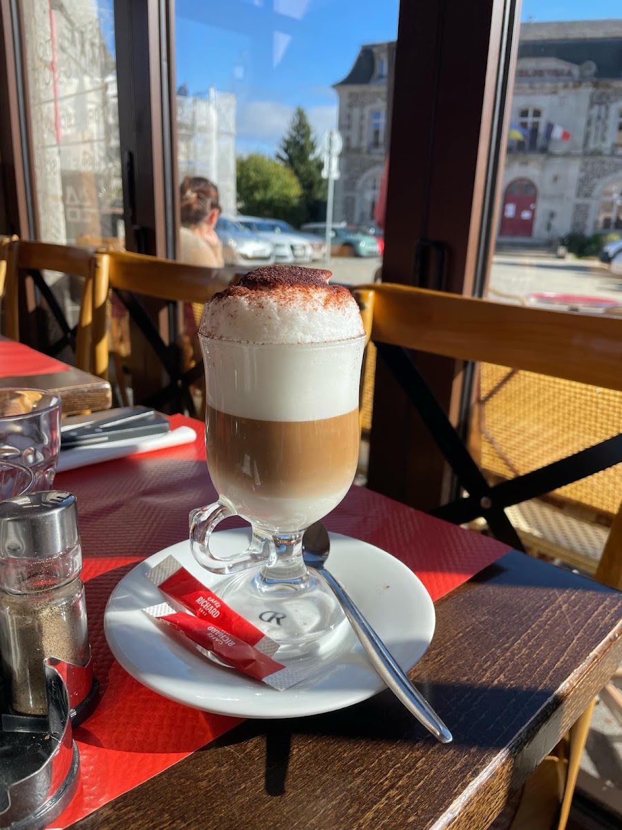 Un café gourmand près de la fenêtre
